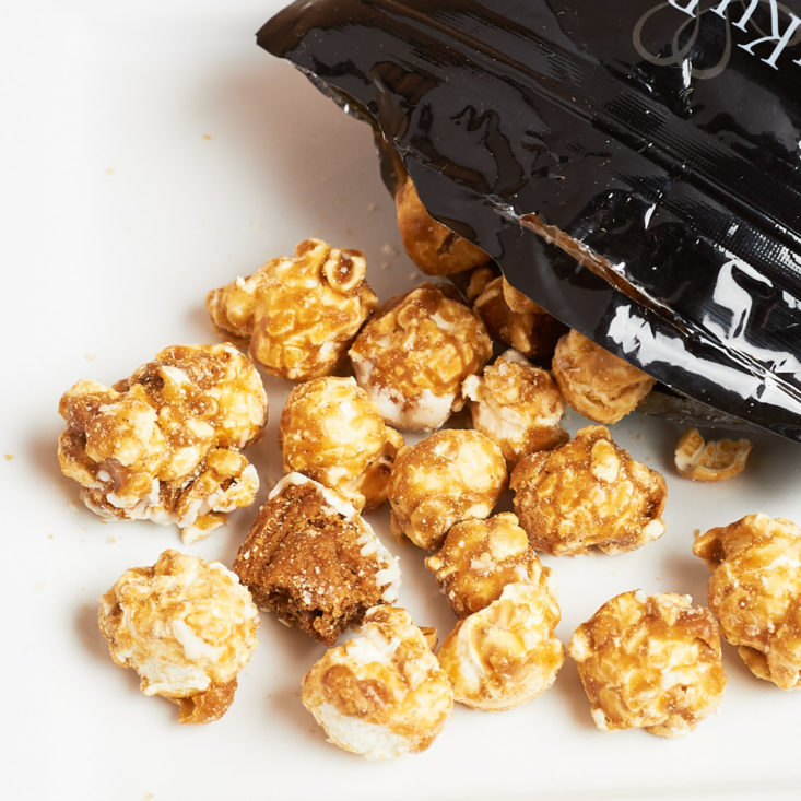 Gingerbread popcorn with white chocolate drizzle, detail