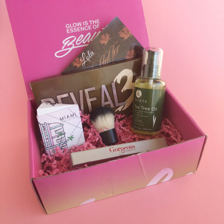 Lola Beauty Box November 2017 - Box open showing contents