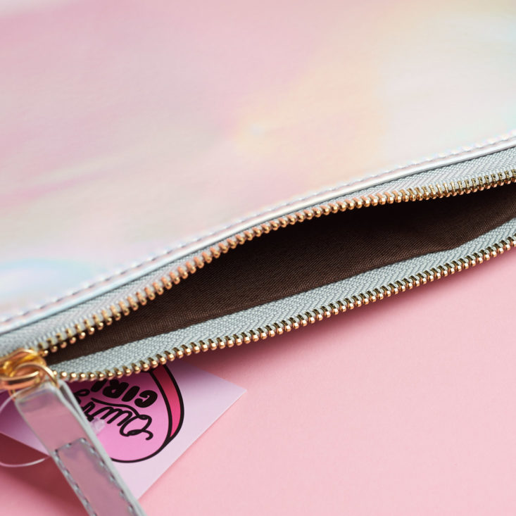 zip closure on pouch
