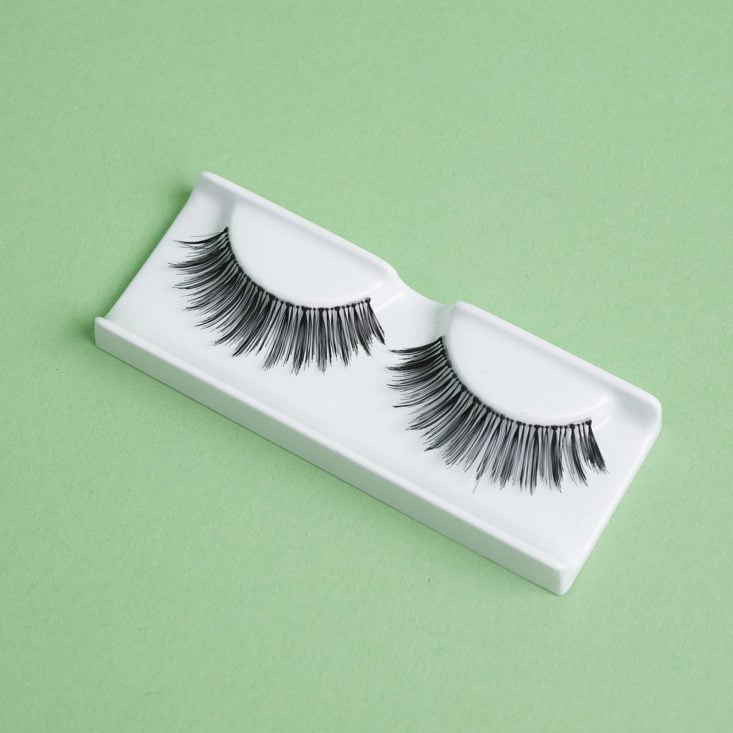 House of Lashes in Bombshell on tray