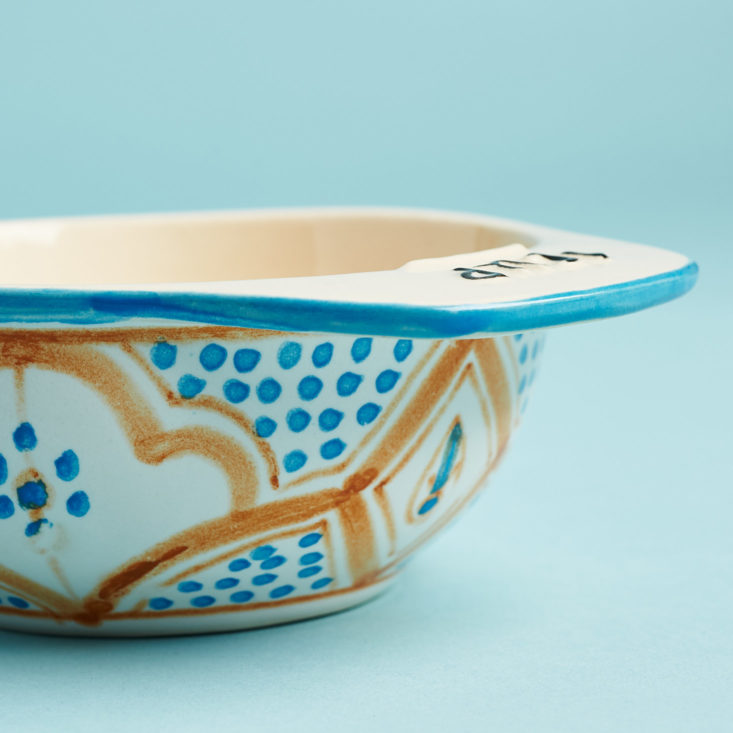 Globe In Bake measuring cup detail