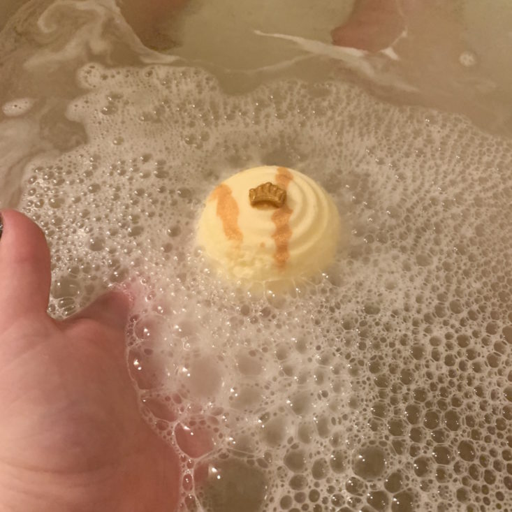 Crescent City Swoon January 2019 - Queen Bee Bath Bomb In Water