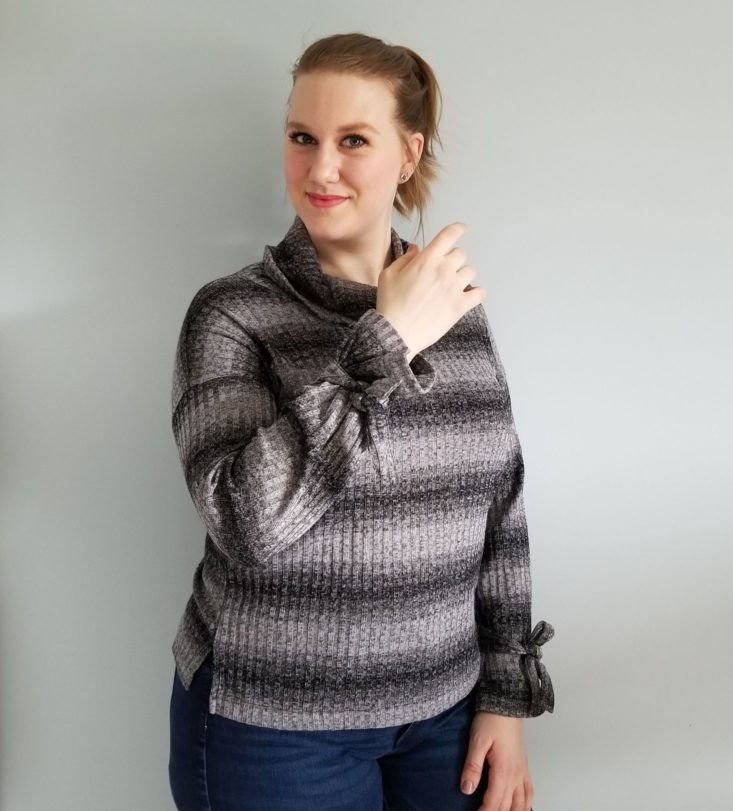 Daily Look Elite February 2019 striped grey sweater sleeve